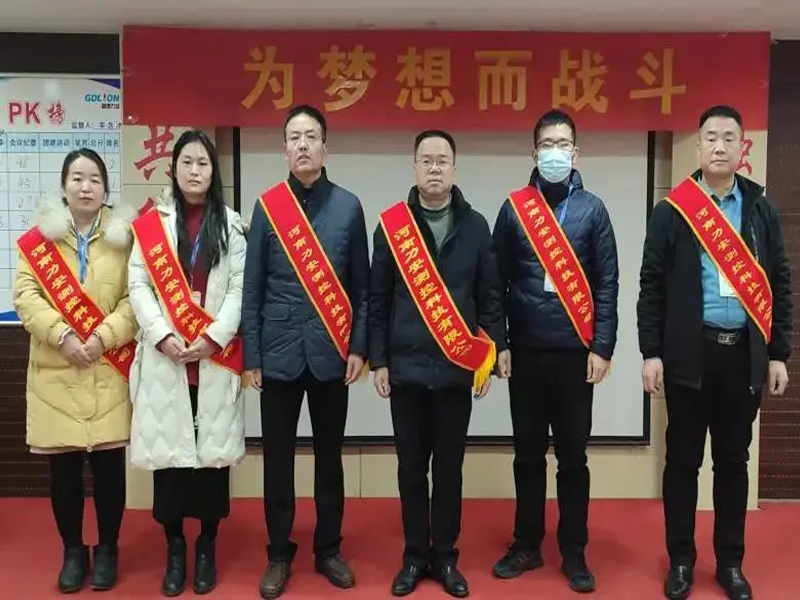 他們是一束光，為伊始照亮